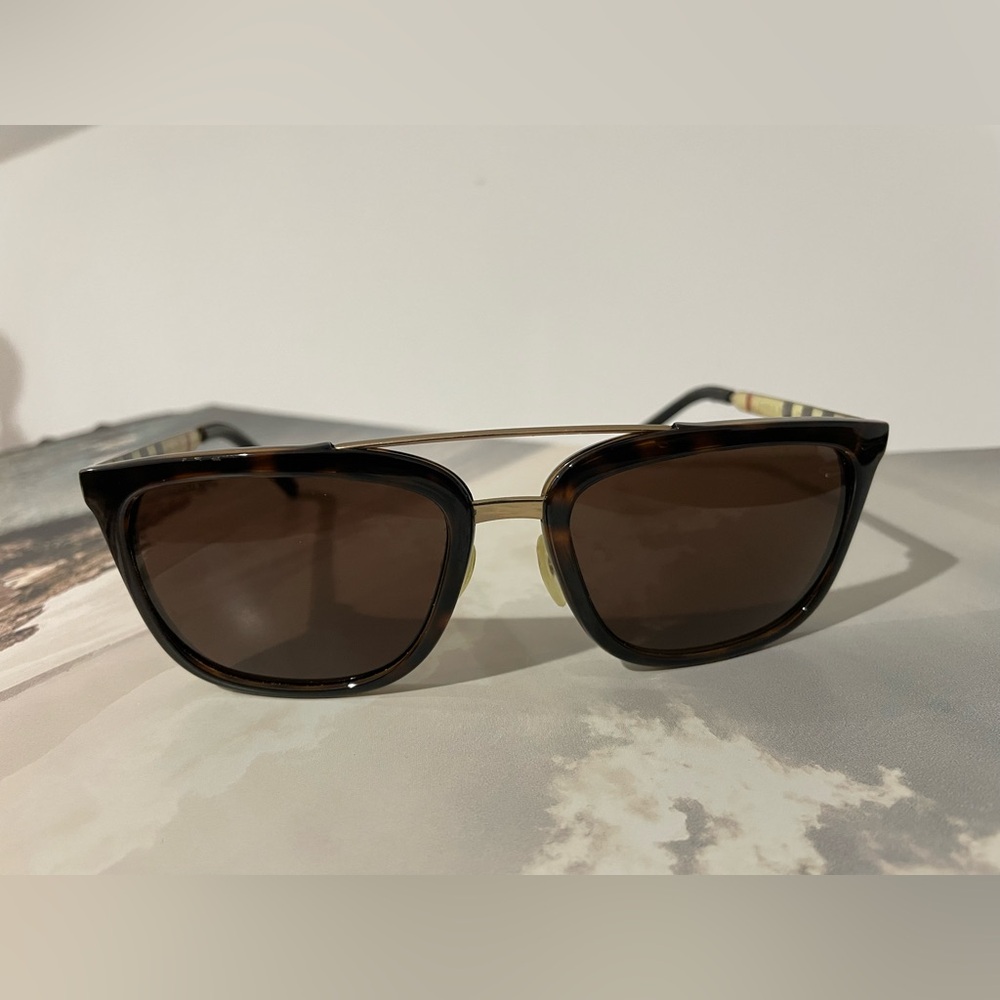 Burberry Sunglasses wayfarer nose pads bridges
